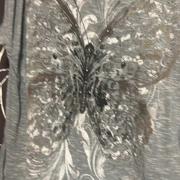 Cold shoulder, top butterfly design on the front practically new - Picture 2 of 3